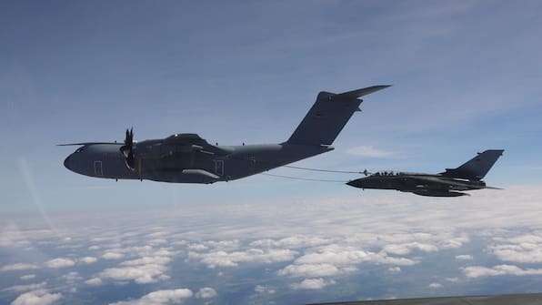 Was wie eine Filmszene aussieht, ist Präzisionsarbeit: Die Luftwaffe betankt Kampfjets mitten im Flug